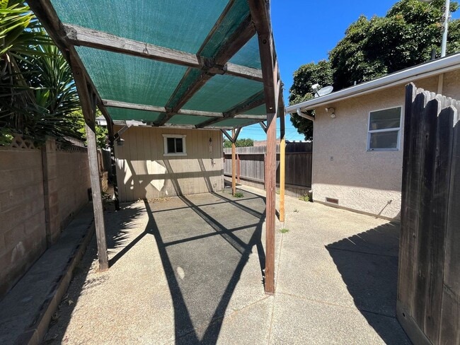 Building Photo - 215 S D St