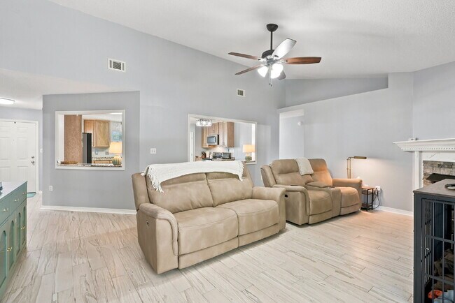 Building Photo - "Charming Pet Friendly 4-Bed Oasis in South Crestview with $500.00 Off First Full Months Rent!"