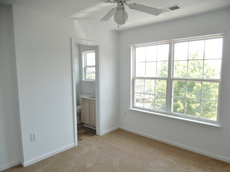 Building Photo - 118 University Village Dr