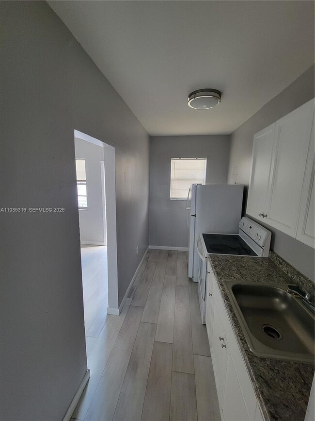 Building Photo - 1720 NW 1st Pl