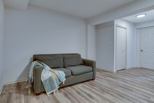 Building Photo - 8032 Saint Annes Ct