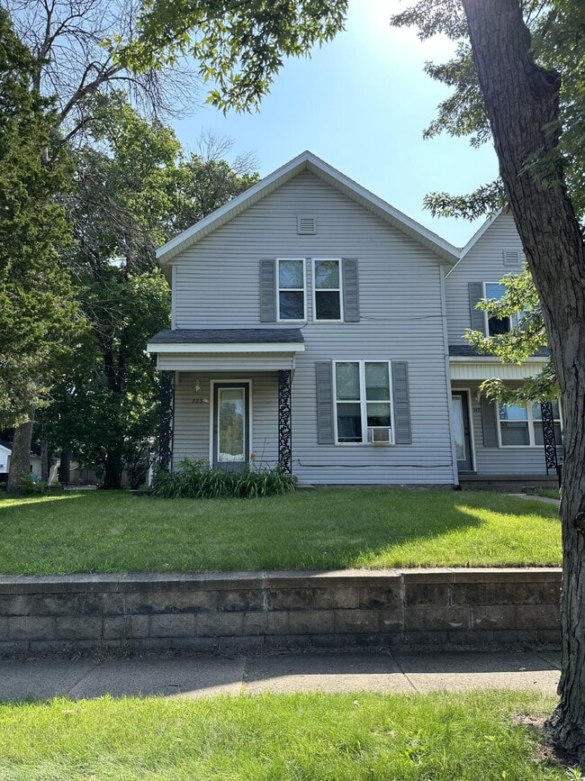 Building Photo - Great 1 bed 1 bath, not far from UWEC and Downtown Eau Claire