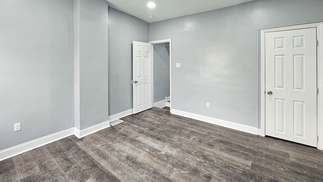 Building Photo - Must See!