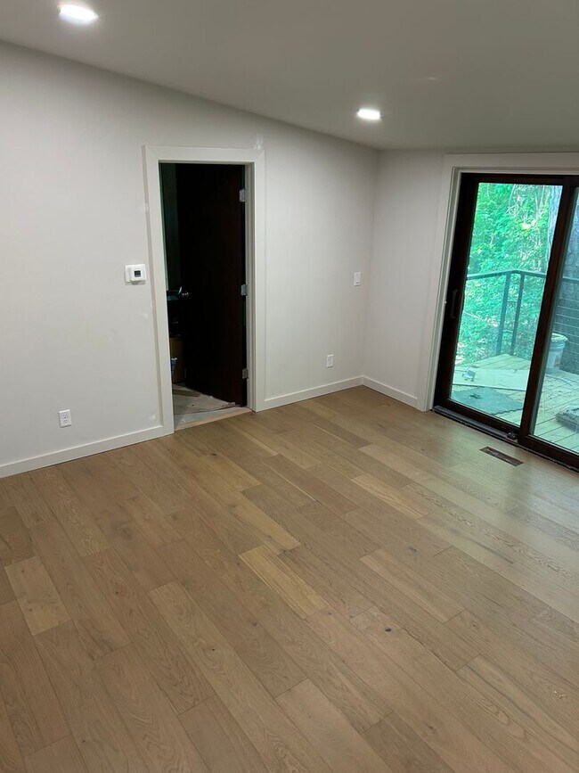 Building Photo - UNFURNISHED Beautiful Large Home Available...