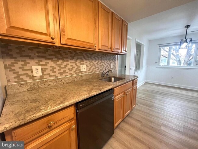 Building Photo - 13314 Hollinger Ave