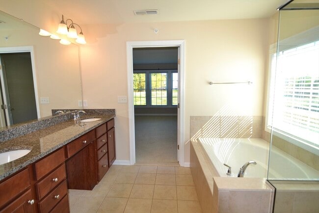 Building Photo - 8 Spicebush Ct