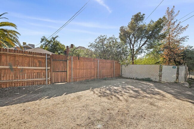 Building Photo - Vintage Bungalow Near University of Arizona