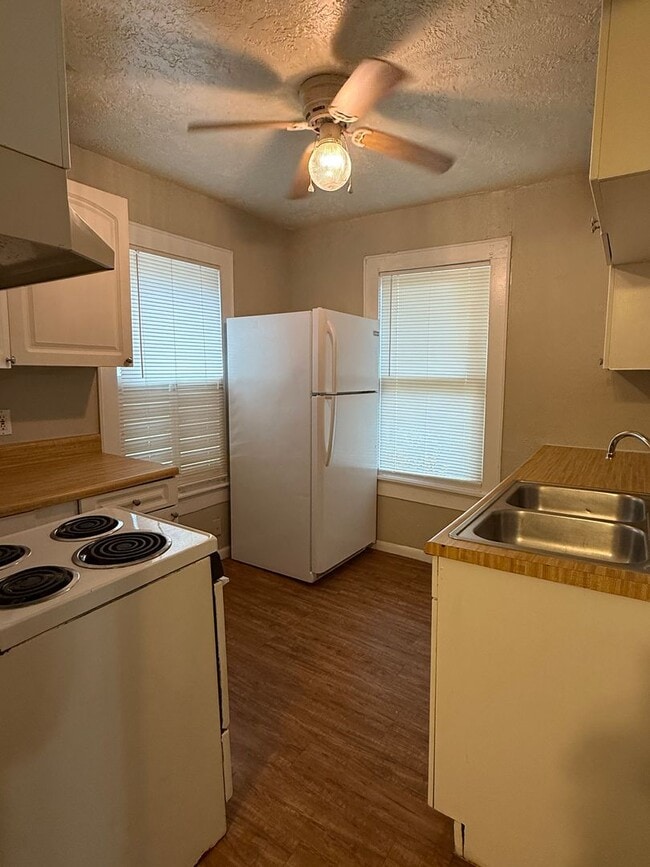 Building Photo - 1 Bedroom 1 Bath - Back House