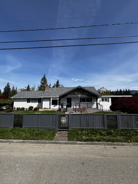 Primary Photo - 1122 E State St