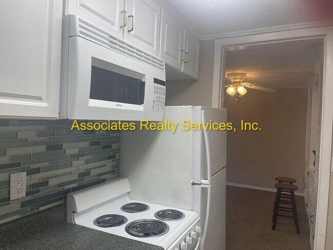 Building Photo - Attention Students! 1 bedroom- Near Shands & UF!  Look!