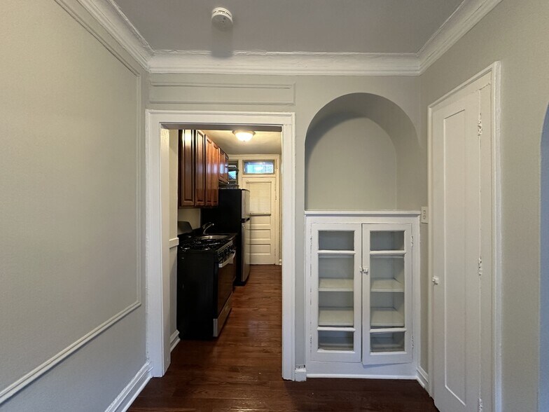 Building Photo - 547 W Surf St