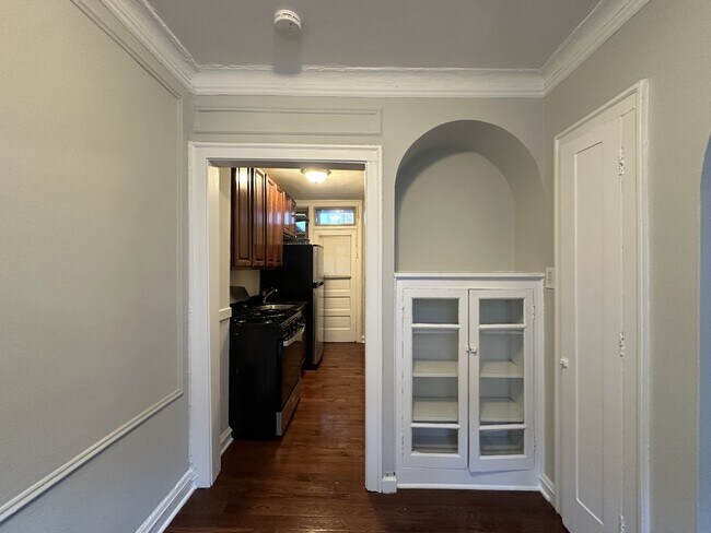 Building Photo - 547 W Surf St