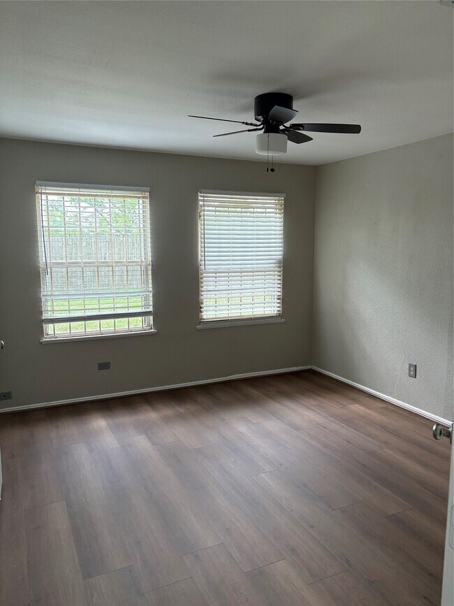 Building Photo - 5914 Ridgeway Dr