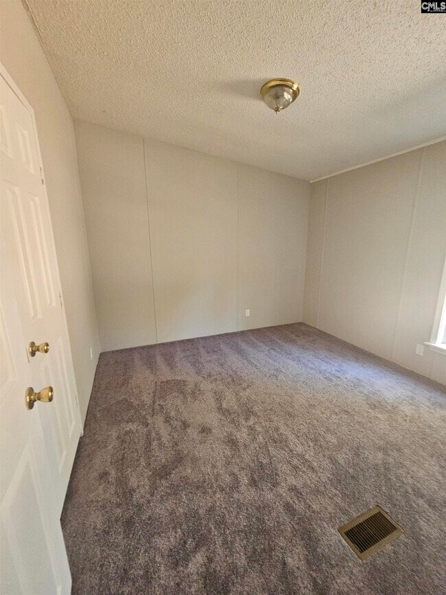 Building Photo - 117 E Woods Ct