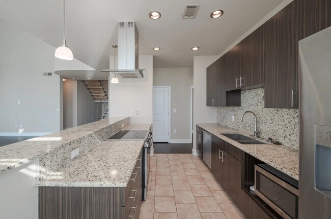 Building Photo - Luxury Meets Location – Prime 1 Bed Near H...