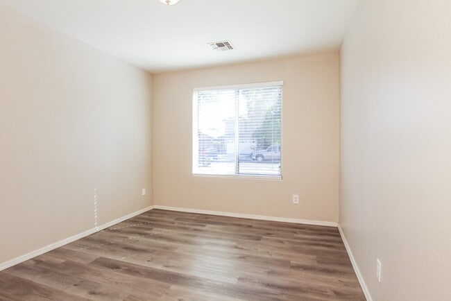 Building Photo - 2322 S 65th Dr