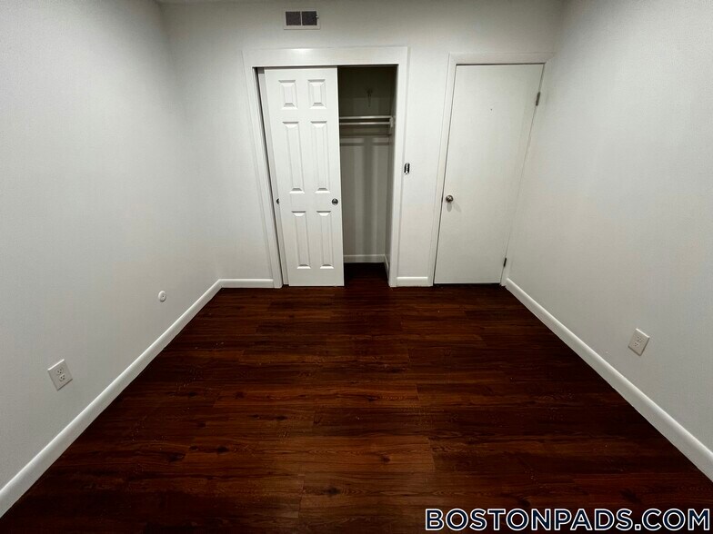 Building Photo - 20 Hubbard Park Rd