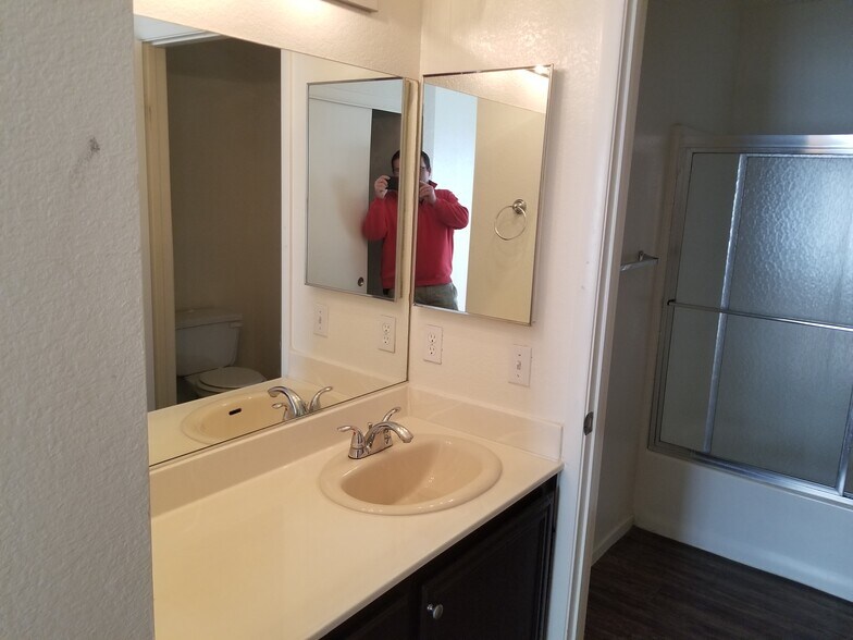 Building Photo - 8070 W Russell Rd