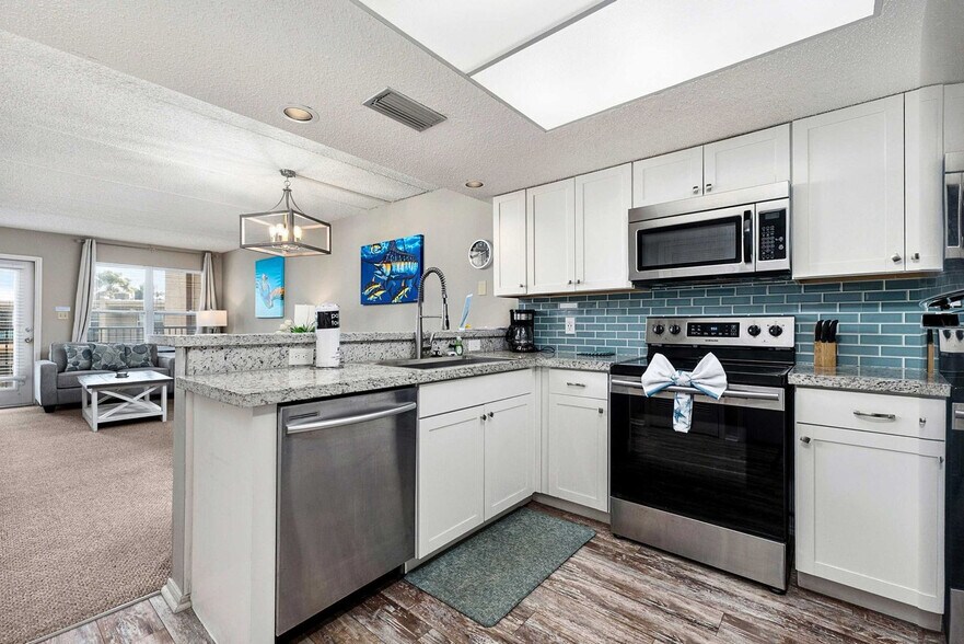 Building Photo - 115 E Coronado Dr