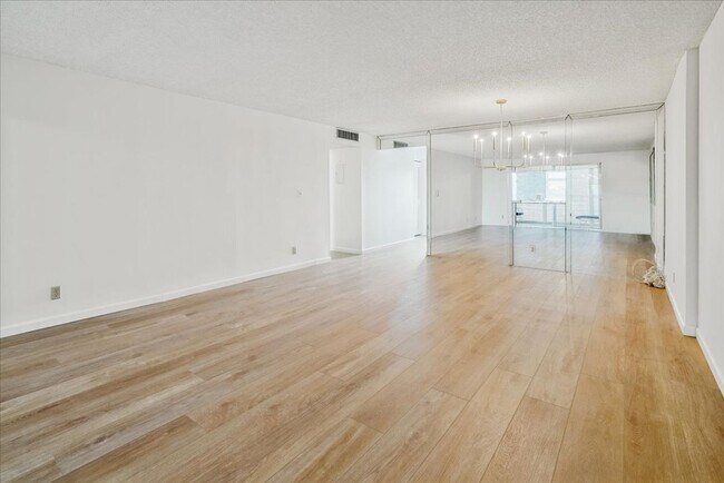 Building Photo - Meadowbrook Lakes View East Condominiums - Dania Beach