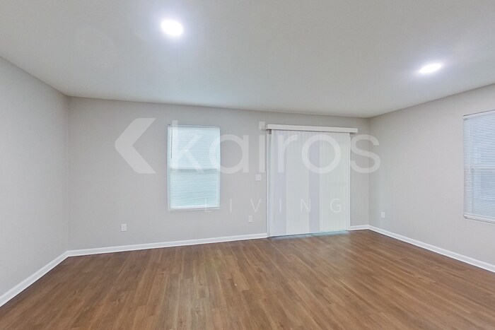 Building Photo - 1335 Mull St