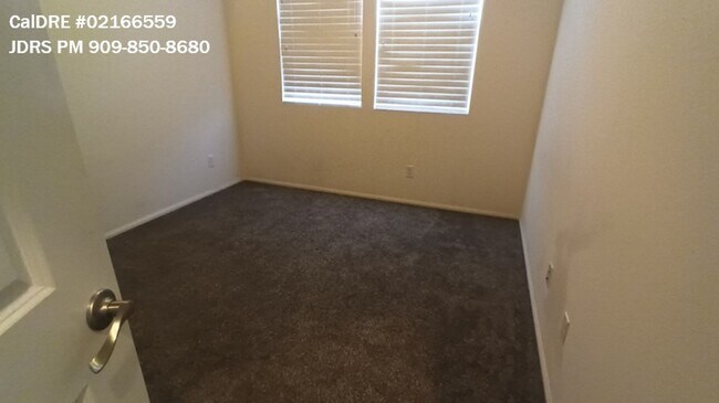 Building Photo - Eastvale 3 Bedroom Condo