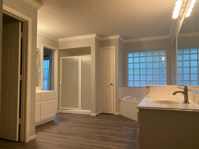 Building Photo - 1206 Charlton Park Dr