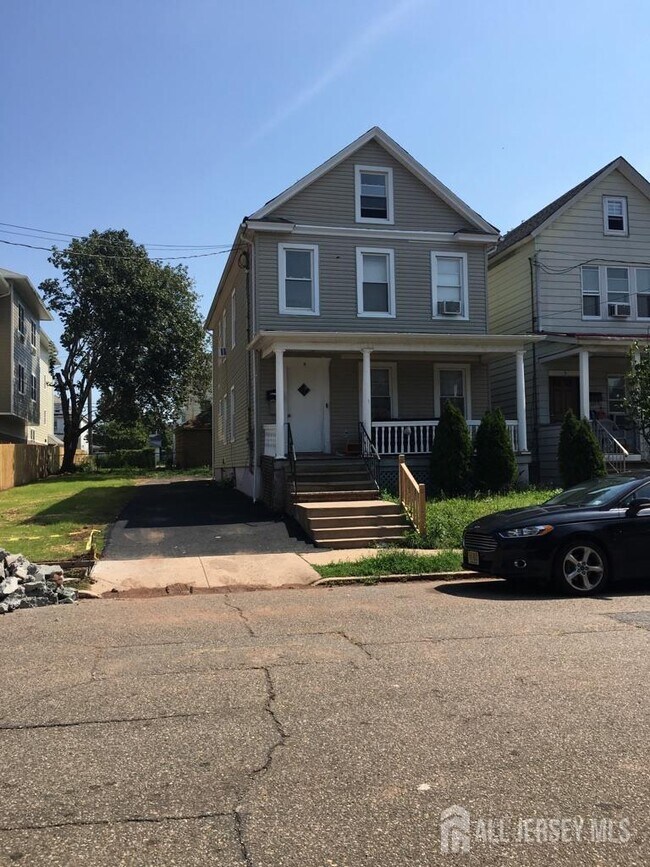 Building Photo - 7 Maple St