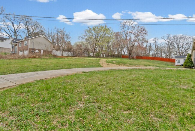 Building Photo - Pet Friendly Three Bedroom!