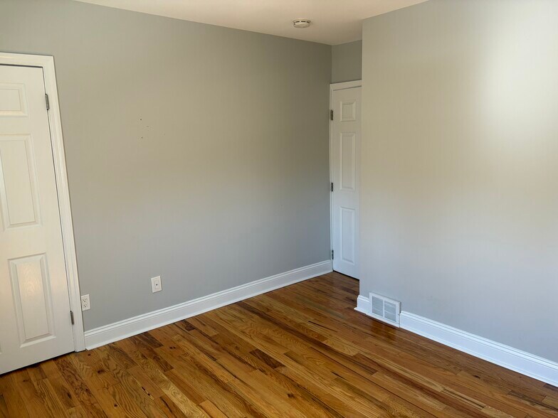 Building Photo - 533 W Kings Hwy