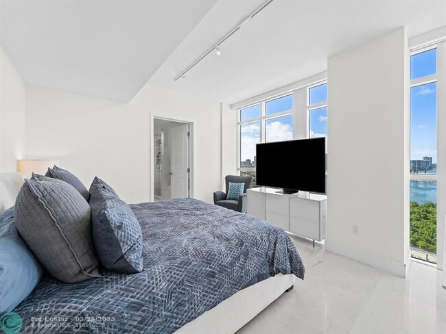 Building Photo - 400 Sunny Isles Blvd