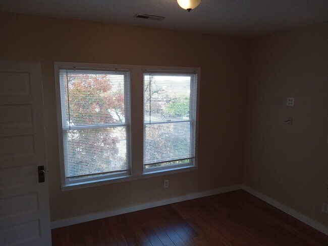 Building Photo - 957 SE Stephens St