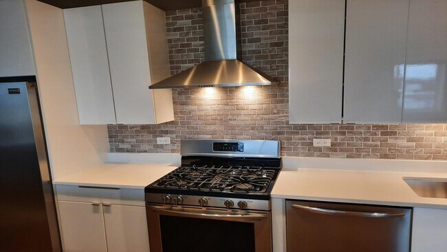 Building Photo - Elevate Your Lifestyle, Stunning 3-Bedroom Loft in Evanston