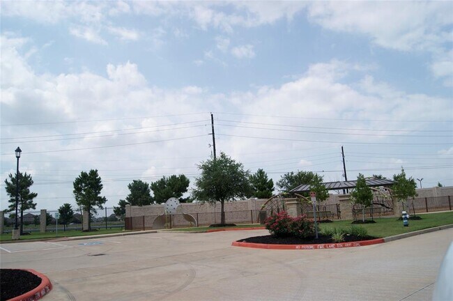 Building Photo - 24319 Bello Everett Lake Dr