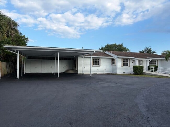 Building Photo - 202 Palm Ct
