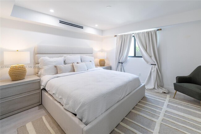 Building Photo - 1420 SW 17th St