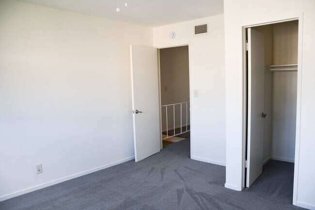 Building Photo - 733 S Fondren St