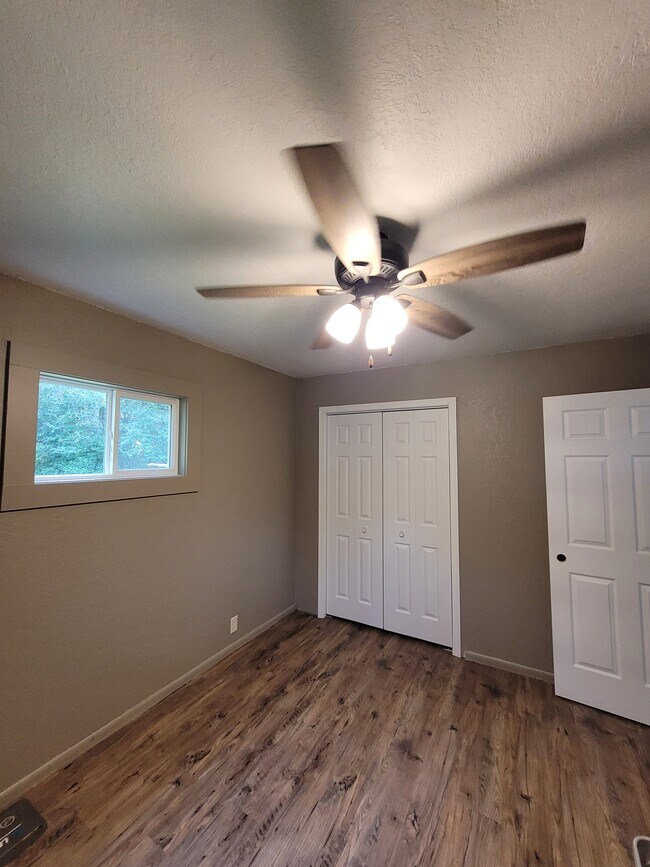 Building Photo - 711 E 10th St N