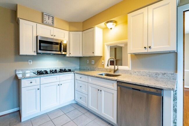 Building Photo - Gorgeous 4 Bed 3 Bath Brick Home In Serene Hollindale