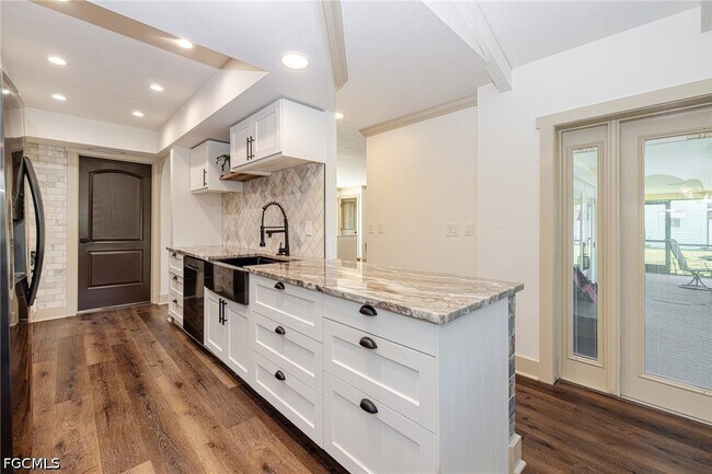 Building Photo - 2507 Lakeview Dr