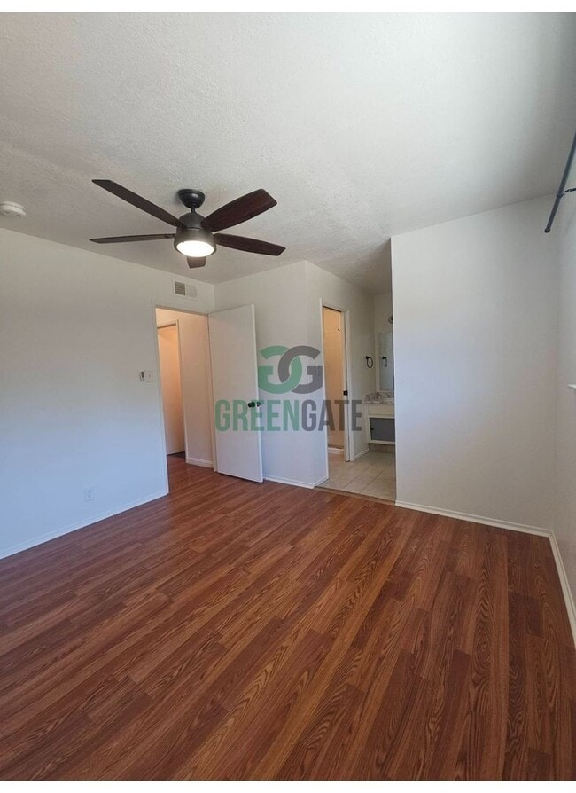 Building Photo - 3 BEDROOM 2 BATH HOME MOVE IN READY IN MOD...