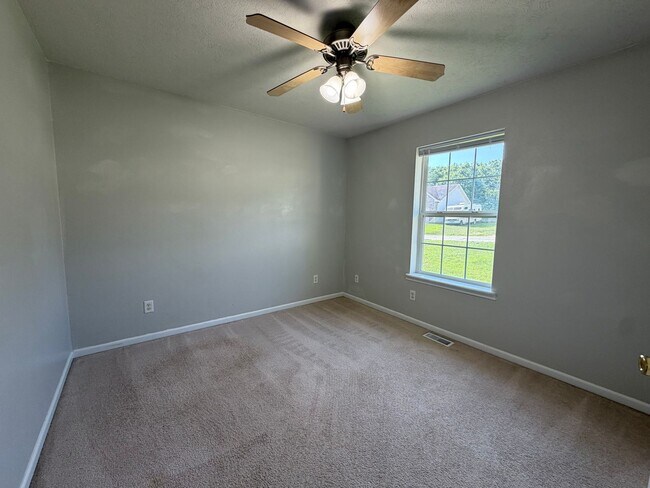 Building Photo - Spacious 4 Bedroom Home located in Woodland Hills Subdivision