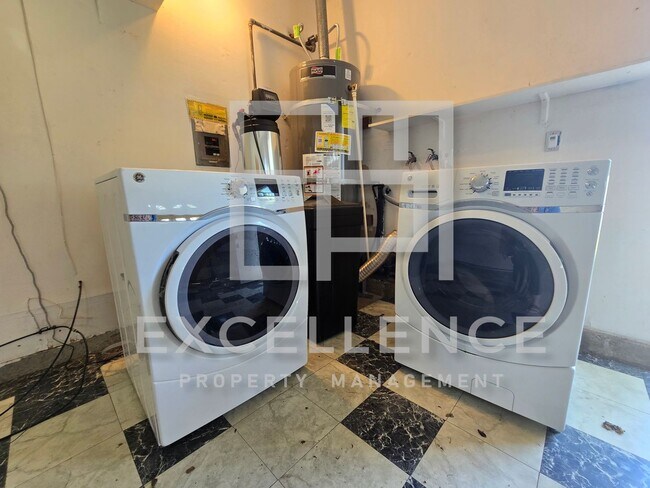Building Photo - 4/2 House With Private Pool & Hot Tub, AC,...