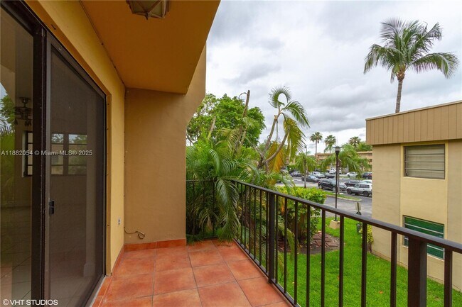 Building Photo - 10405 N Kendall Dr