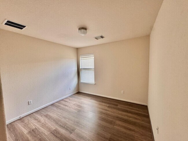 Building Photo - 3947 Calgary Cir