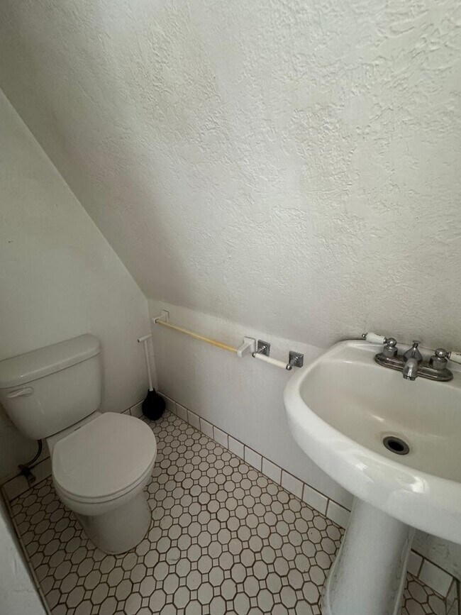 Building Photo - Country Living just minutes from Town