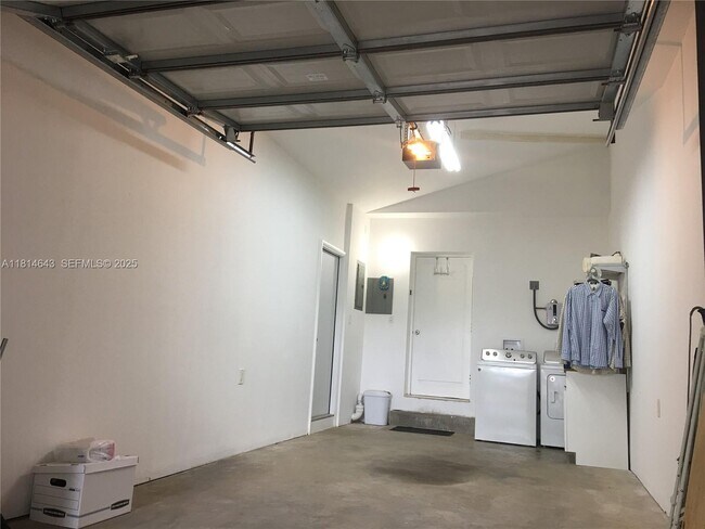 Building Photo - 3235 SW 58th Ct