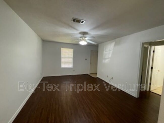 Building Photo - 283 N Pecan St