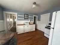 Building Photo - 1 bedroom/ 1 bath unit in Triplex