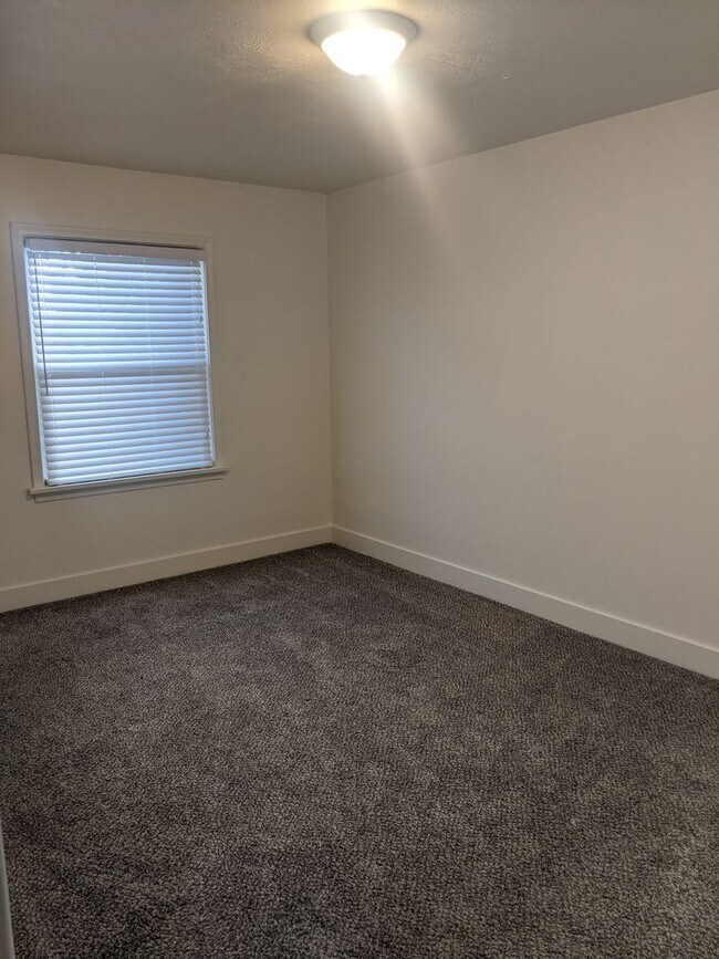 Building Photo - 2 Weeks Rent Free – Spacious 3 Bed / 2 Bath Ogden Home with Finished Basement